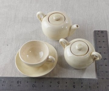 Lot de vaisselle / service à café pour dinette, en céramique, à identifier