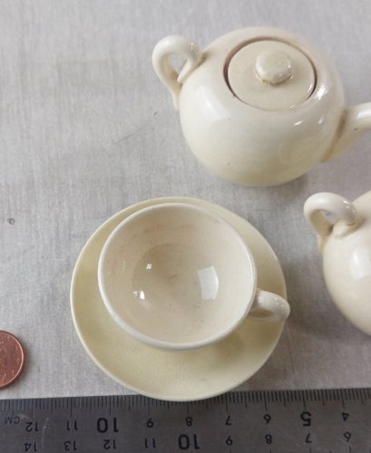 Lot de vaisselle / service à café pour dinette, en céramique, à identifier