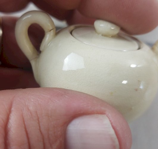 Lot de vaisselle / service à café pour dinette, en céramique, à identifier