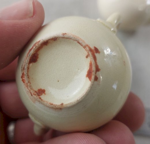 Lot de vaisselle / service à café pour dinette, en céramique, à identifier