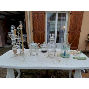 Lot of glass laboratory items
