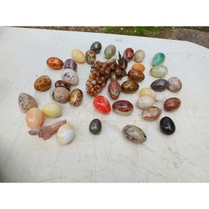 Lot dOeufs en Pierre dure + Chien + Grappe de Raisin