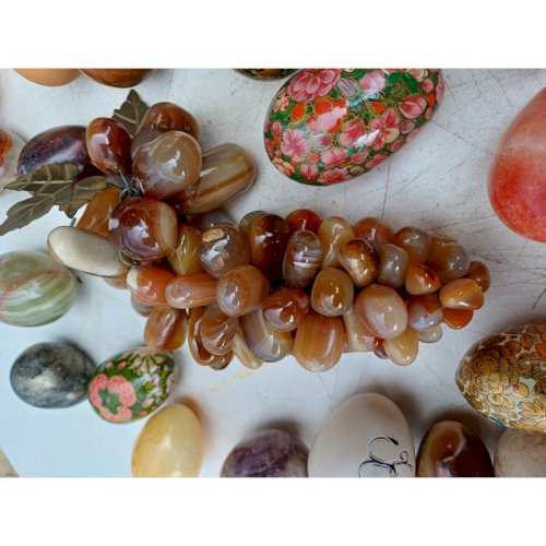 Lot dOeufs en Pierre dure + Chien + Grappe de Raisin