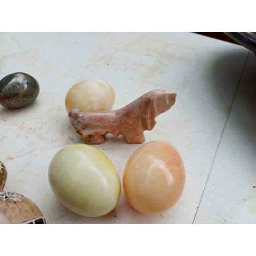 Lot dOeufs en Pierre dure + Chien + Grappe de Raisin