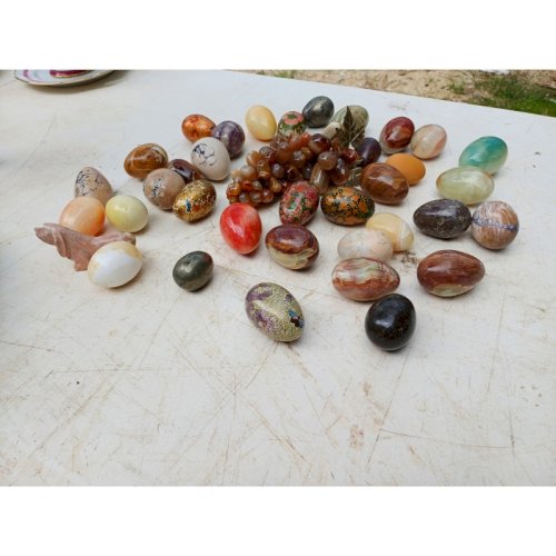 Lot dOeufs en Pierre dure + Chien + Grappe de Raisin