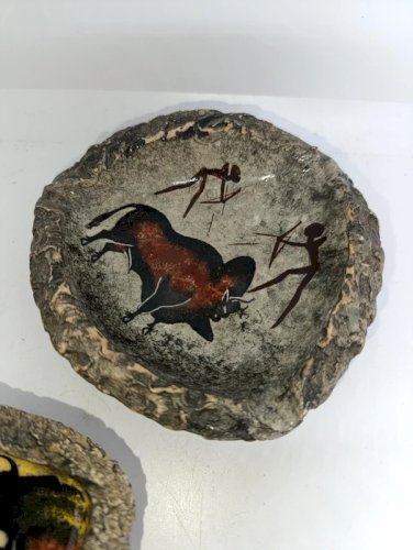 lot dun cendrier et un vide poche style lascaux signé André quiron en bon etat