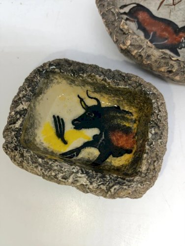 lot dun cendrier et un vide poche style lascaux signé André quiron en bon etat