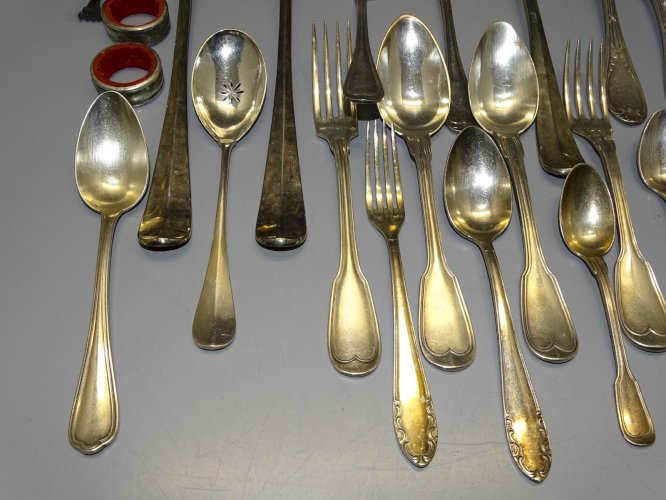 -LOT METAL ARGENTE ANCIEN 24 PIECES DEPAREILLEES COLLECTION DECO TABLE 1,5 Kg  D