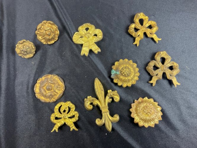 Lot  Ornements en  bronze et laiton repoussé  de meuble ancien XIX eme