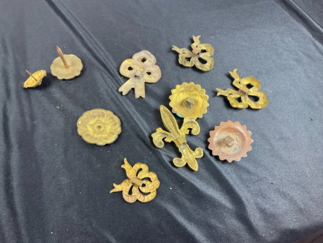Lot  Ornements en  bronze et laiton repoussé  de meuble ancien XIX eme