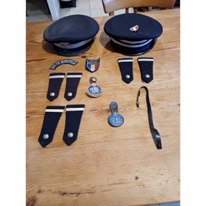 Lot Police Casquettes , Insignes Galons , etc.....