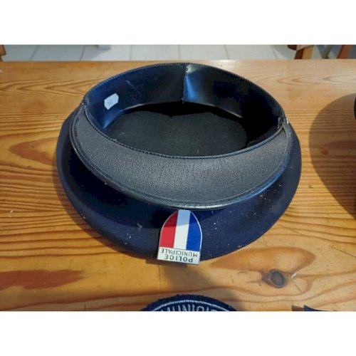 Lot Police Casquettes , Insignes Galons , etc.....