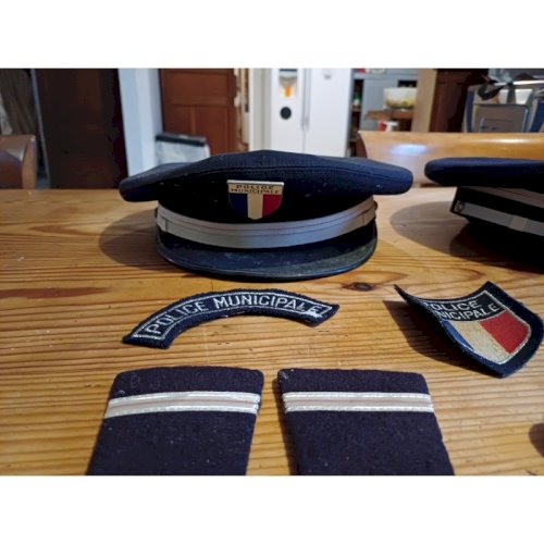 Lot Police Casquettes , Insignes Galons , etc.....