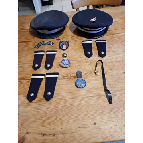 Lot Police Casquettes , Insignes Galons , etc.....