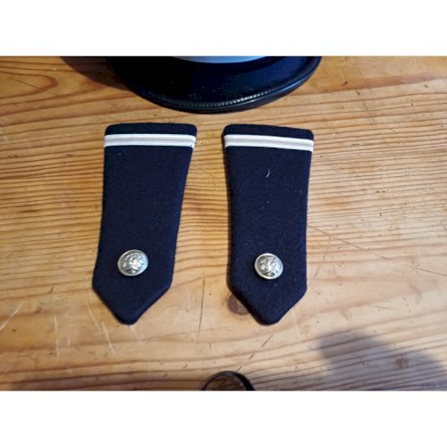 Lot Police Casquettes , Insignes Galons , etc.....