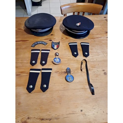 Lot Police Casquettes , Insignes Galons , etc.....