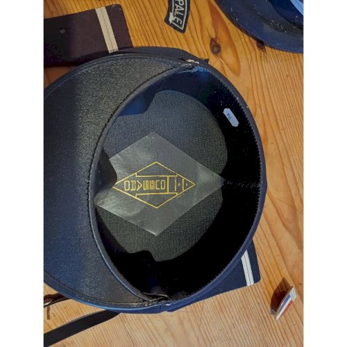 Lot Police Casquettes , Insignes Galons , etc.....