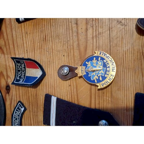 Lot Police Casquettes , Insignes Galons , etc.....