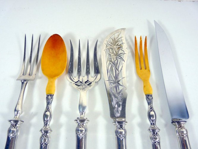 Lot services découper / salade / poisson manches argent fourré Louis XV BB boîte