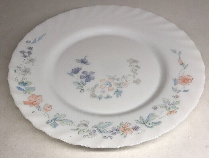 Vintage ARCOPAL Milchglas-Trio-Set: Marguerite-Blumen-Teller, -Tasse & -Untertasse