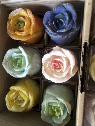 Lot de 10 bougies neuves en forme de roses différentes couleurs  