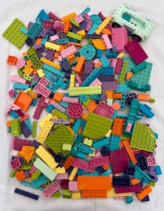 Batch/lot of 400 pieces of brightly colored and neon Lego.