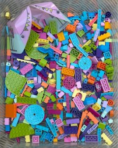 Batch of 400 Lego pieces in bright and vibrant colors.