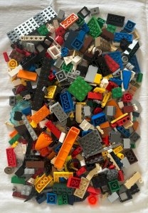 Bulk lot of 500 official Lego pieces