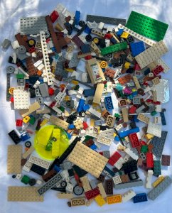 Lot/bulk of 600 official Lego building pieces.