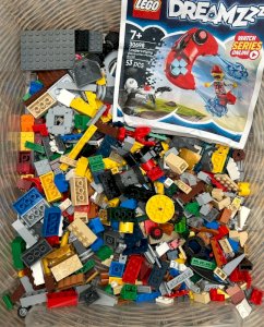 Lot/bulk of 600 official Lego pieces plus new set 30698