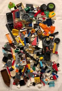Lot/bulk of Lego pieces plus 3 figurines