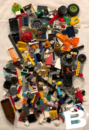 Lot/vrac de pièces de Lego plus 3 figurines
