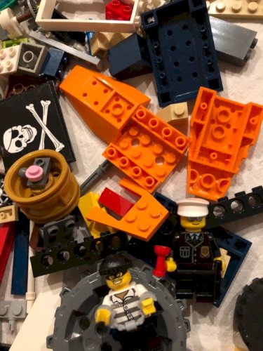 Lot/vrac de pièces de Lego plus 3 figurines