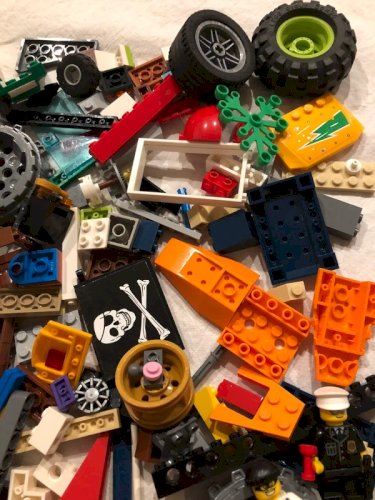 Lot/vrac de pièces de Lego plus 3 figurines