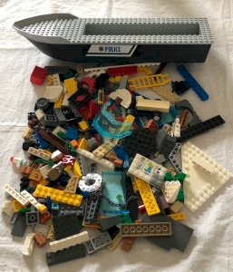 Lot/bulk of Lego pieces plus police boat