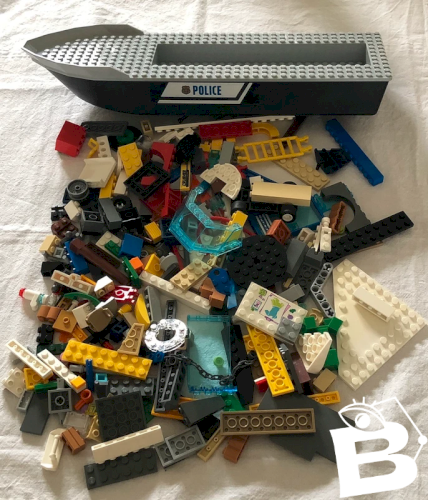 Lot/vrac de pièces de Lego plus bateau de police