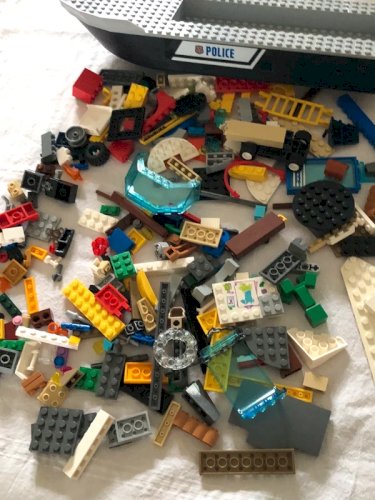 Lot/vrac de pièces de Lego plus bateau de police
