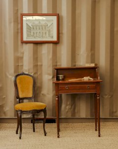Louise, the wooden hairdresser and her velvet armchair No. 192