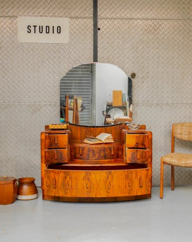 Louise, la coiffeuse en bois N°120