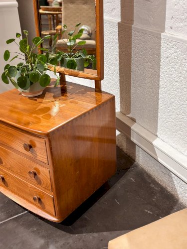 Louise, la coiffeuse en bois N°144