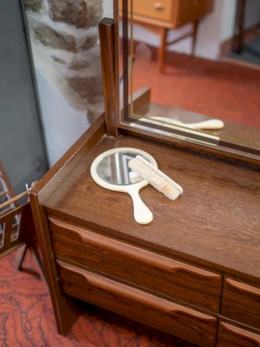 Louise, la coiffeuse en bois N°167