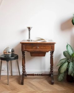 Louise, the wooden hairdresser No. 185