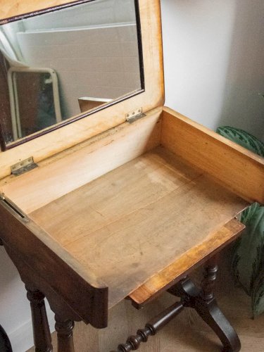 Louise, la coiffeuse en bois N°185