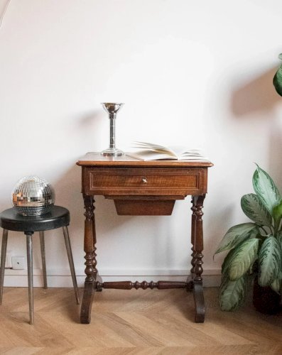 Louise, la coiffeuse en bois N°185