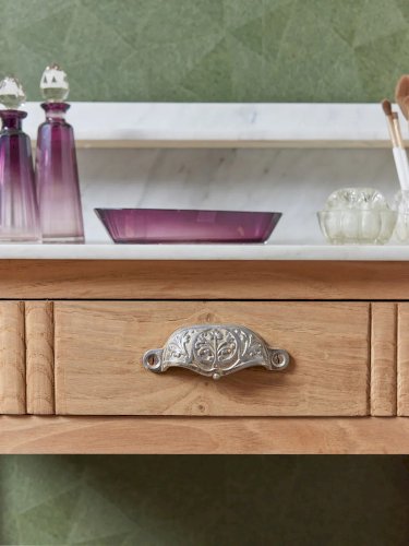 Louise, la coiffeuse en marbre blanc N°233