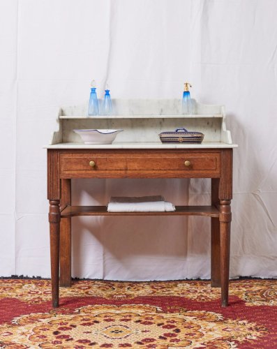 Louise, la coiffeuse en marbre blanc N°247