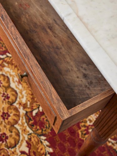 Louise, la coiffeuse en marbre blanc N°247