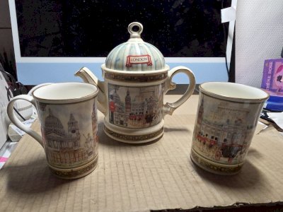 LOVELY JAMES SADLER ELIZABETH I QN ELIZABETH TEAPOT +HORSEGUARDS TEABAG HOLDER