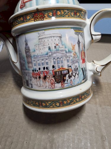 LOVELY JAMES SADLER ELIZABETH I QN ELIZABETH TEAPOT +HORSEGUARDS TEABAG HOLDER