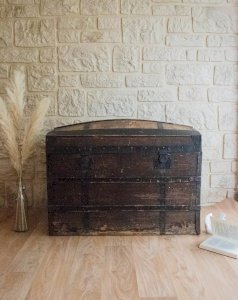 Lucienne, the large wooden trunk No. 214